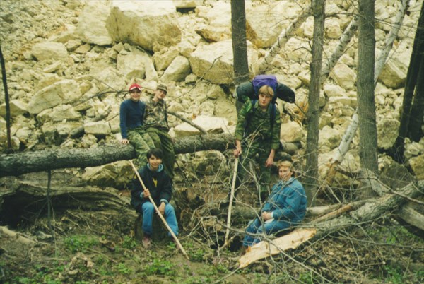 на фото: Даниловская балка, перед осыпающейся стеной. Деревья поломаны уп